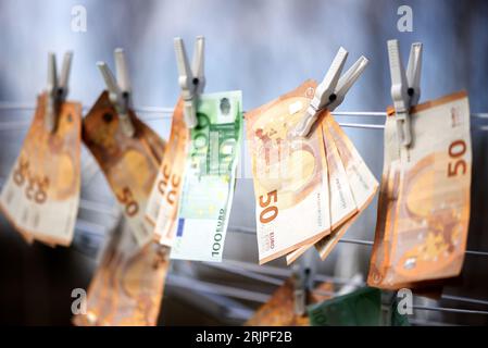 Eine Reihe von 150 Euro-Banknoten, die an einer Kleiderschnur hängen Stockfoto