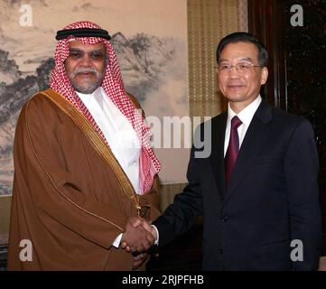 Bildnummer: 51174735 Datum: 29.03.2006 Copyright: imago/Xinhua Wen Jiabao (Re., CHN/Premierminister China) begrüßt Prinz Bandar bin Sultan bin Abdulaziz Al Saud (KSA/Generalsekretär Nationaler Sicherheitsrat Saudi Arabien) anlässlich dessen Besuches in Peking - PUBLICATIONxNOTxINxCHN, Personen; 2006, Peking, Politiker, Shake Hands, Shakehands, Händedruck, Besuch, Treffen, Begrüßung, Pressetermin,; , quer, Kbdig, Gruppenbild, Close, Internationale Politik, Politik, China, Randbild, People Prinz Abd al Aziz Abdal Abdalaziz ibn bin Al Saud 51174735 Datum 29 03 2006 Copyright Imago XINHUA Stockfoto