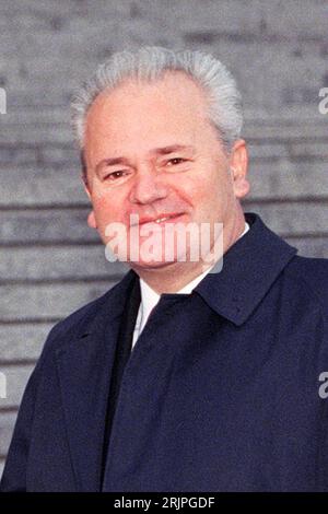 Bildnummer: 51183143 Datum: 13.11.1997 Copyright: imago/Xinhua Slobodan Milosevic (YUG/Präsident Bundesrepublik Jugoslawien) - PUBLICATIONxNOTxINxCHN, Personen , optimistisch; 1997, Peking, Politiker, Politik, lächeln,; , hoch, Kbdig, China, Randbild, Personen/Fotoshooting Stockfoto