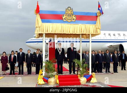 Bildnummer: 51185898 Datum: 07.04.2006 Copyright: imago/Xinhua Hun Sen (vorn Re., CAM/Premierminister Kambodscha) empfängt Wen Jiabao (vorn li., CHN/Premierminister China) mit allen Ehren anlässlich dessen Staatsbesuch auf dem Flughafen in Phnom Penh PUBLICATIONxNOTxINxCHN, Personen; 2006, Phnom Penh , Politiker, Politik, Staatsbesuch, Staatsbesuche, Besuch, Besuche , Empfang, Empfänge; , quer, Kbdig, Total, Internationale Politik, Politik, Kambodscha, Randbild, Menschen Stockfoto