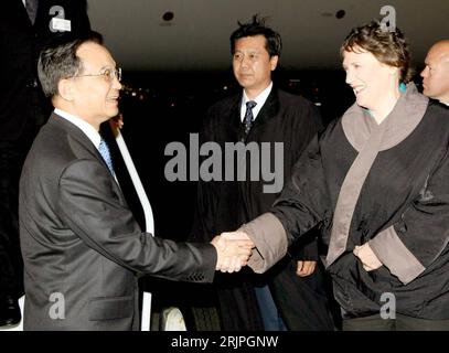 Bildnummer: 51185681 Datum: 05.04.2006 Copyright: imago/Xinhua Helen Clark (NZL/Premierministerin Neuseeland) begrüßt Wen Jiabao (li., CHN/Premierminister China) anlässlich seines Staatsbesuches in Wellington - PUBLICATIONxNOTxINxCHN, Personen , optimistisch; 2006, Wellington, Politiker, Politikerin, Staatsbesuch, Hände schütteln, Schütteleien, Begrüßung; , quer, Kbdig, Gruppenbild, Internationale Politik, Politik, Neuseeland, Randbild, People Stockfoto