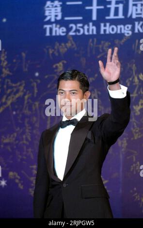 Bildnummer: 51186544 Datum: 08.04.2006 Copyright: imago/Xinhua Schauspieler Aaron Kwok (CHN) anlässlich der 25. Hong Kong Film Awards 2006 in Hongkong PUBLICATIONxNOTxINxCHN, Personen, optimistisch; 2006, Hongkong, Auszeichnung, 25., Pressetermin; , hoch, Kbdig, Einzelbild, Close, Film, Kunst, China, Randbild, Leute Stockfoto