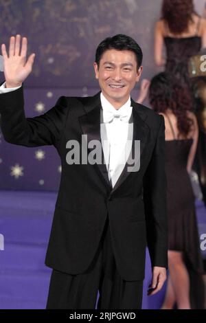 Bildnummer: 51186555 Datum: 08.04.2006 Copyright: imago/Xinhua Schauspieler Andy Lau (CHN) anlässlich der 25. Hong Kong Film Awards 2006 in Hongkong PUBLICATIONxNOTxINxCHN, Personen, optimistisch; 2006, Hongkong, Preis, 25., Pressetermin, lächeln; , hoch, Kbdig, Einzelbild, Close, Film, Kunst, China, Randbild, People Stockfoto