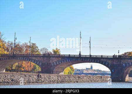 Blick auf Vysehrad, Brücken und Fluss in Prag im Herbst II, Tschechische Republik Stockfoto
