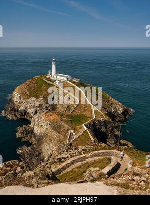 Ein majestätischer, weißer Leuchtturm steht hoch oben am Rande der prallenden Wellen des Atlantischen Ozeans im Vereinigten Königreich Stockfoto