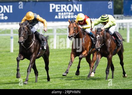 Indian Run und Jockey Daniel Tudhope gewinnen den Opener am King George VI. Und Queen Elizabeth QIPCO Stakes Day für Trainer Eve Johnson Houghton, Ascot. Stockfoto