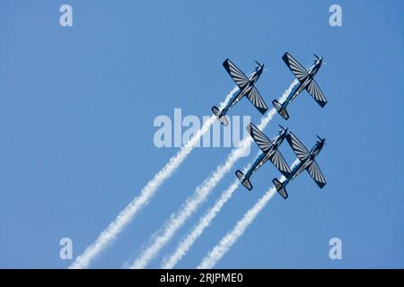 Vier Militärflugzeuge in Formation fliegen über einen klaren blauen Himmel Stockfoto
