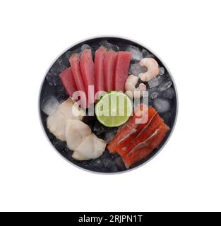 Sashimi-Set (rohe Scheiben Thunfisch, Lachs, fettiger Fisch und Shrimps) serviert mit Limetten und Eiswürfeln isoliert auf weißem Top View Stockfoto