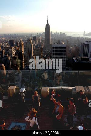 Bildnummer: 51220830 Datum: 02.05.2006 Copyright: imago/Xinhua Besucherplattform des Rockefeller Center - Dahinter das Empire State Building in Manhattan in New York - PUBLICATIONxNOTxINxCHN, Landschaft , Personen; 2006, New York City, Städte, Hochhaus, Hochhäuser, Wolkenkratzer, Wolkenkratzer, Besucher, Touristen, Mann, Männer, Frau, Frauen, Aussichtspunkt, Aussichtsplattform, Terrasse; , hoch, Kbdig, totale, Stadtlandschaft, Vereinigte Staaten von Amerika, , , Nordamerika Stockfoto