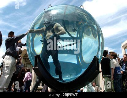 Bildnummer: 51230183 Datum: 07.05.2006 Copyright: imago/Xinhua Aktionskünstler David Blaine (USA) im gläsernen Wassertank vor den Augen schaulustiger Menschen während des siebenten Tages seiner Performance - Drowned Alive - in New York City PUBLICATIONxNOTxINxCHN, Personen; 2006, New York City, NYC, N.Y.C., NY; , quer, Kbdig, Gruppenbild, Performance, Kunst, Vereinigte Staaten von Amerika, People, Aktion Stockfoto