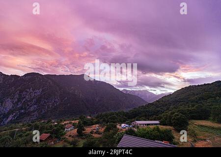 Sonnenuntergang an einem stürmischen Abend in den Bergen des Vésubie-Tals. Coucher de soleil un soir d'orage dans les montagnes de la vallée de la Vésubie. Stockfoto