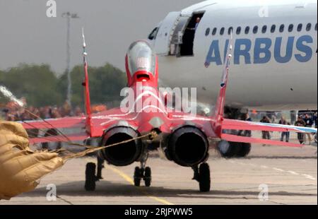 Bildnummer: 51243757 Datum: 16.05.2006 Copyright: imago/Xinhua Kampfflugzeug MIG 29M OVT vor dem Airbus A340-600 auf der ILA 2006 auf dem Flughafen Berlin-Schönefeld - PUBLICATIONxNOTxINxCHN, Objekte; 2006, Berlin, Internationale Luftfahrtausstellung, Air Show, Messen, Ausstellung, Ausstellungen, A 340, Schriftzug, Flugzeug, Flugzeug, Passagierflugzeug, Passagierflugzeuge, Kampfflugzeuge, Kampfjet; , quer, Kbdig, Einzelbild, Transport, Logistik, Wirtschaft, Deutschland, , Luftfahrt, Verkehr, Stockfoto