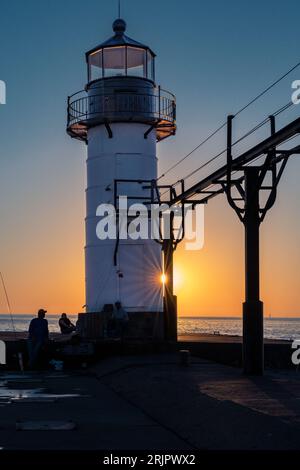 Der Leuchtturm bei Sonnenuntergang am Silver Beach Pier, St. Joseph Michigan Stockfoto