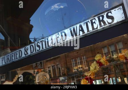 C R Clowes & Son Ltd, viktorianische Apotheke Exterieur, 4 Cavendish Circus, Buxton, High Peak, Derbyshire, ENGLAND, UK, SK17 6NG Stockfoto