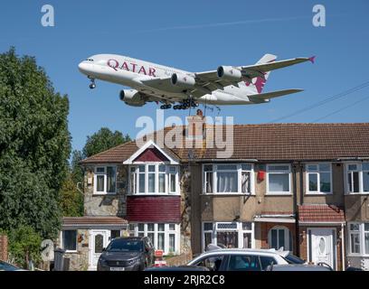 Heathrow, London, Großbritannien. August 2023. Katar Airbus A380 auf dem letzten Anflug zum Flughafen London Heathrow im Hochsommer 2023 Stockfoto