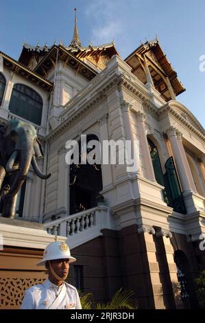 Bildnummer: 51284512 Datum: 13.06.2006 Copyright: imago/Xinhua gardist hält Wache vor dem Königspalast in Bangkok PUBLICATIONxNOTxINxCHN, Personen , Gebäude, außen, Außenansicht; 2006, Bangkok, Grand Palace, Großer Palast, Palast, Paläste, Soldat, Soldaten, Garde, Garten, Gardisten, Wachsoldat, Wachsoldaten; , hoch, Kbdig, Total, Froschperspektive, Perspektive, Thailand, Arbeitswelten, Gesellschaft, , Stockfoto