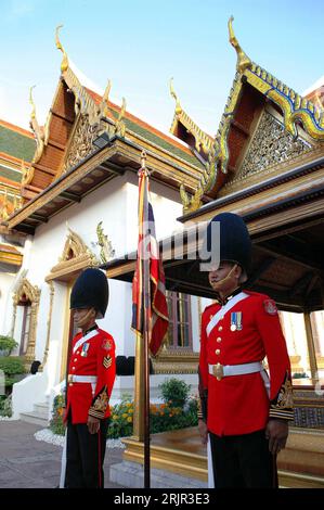 Bildnummer: 51284521 Datum: 13.06.2006 Copyright: imago/Xinhua Wachsoldaten der königlichen Ehrengarde vor dem Eingang des Königspalastes in Bangkok PUBLICATIONxNOTxINxCHN, Personen; 2006, Bangkok, Grand Palace, Großer Palast, Palast, Paläste, Soldat, Soldaten, Garde, Garten, Gardisten, Wachsoldat, Wachsoldaten, königliche Garde, Garde, königliche, Eingang, Eingänge; , hoch, Kbdig, Gruppenbild, Thailand, Arbeitswelten, Gesellschaft, , Stockfoto