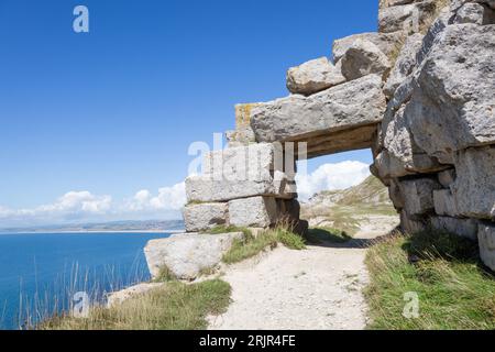 Torbogen aus rohem Stein, Pfad an der Südwestküste, Portland, Dorset, Großbritannien Stockfoto