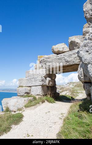 Torbogen aus rohem Stein, Pfad an der Südwestküste, Portland, Dorset, Großbritannien Stockfoto