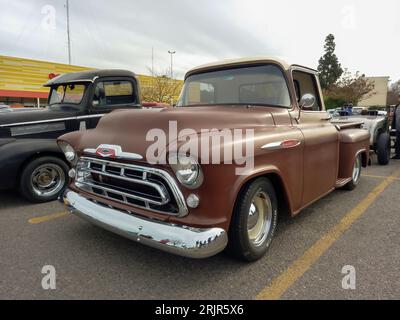 Altes braunes Dienstprogramm 1957 Chevrolet 3100 Pickup Truck Task Force Stufenbett von GM auf einem Parkplatz. Stockfoto