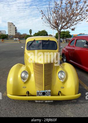 Alte gelbe 1937 Ford V8 Coupé 5 Fenster Straßenrute auf einem Parkplatz. Vorderansicht. Stockfoto