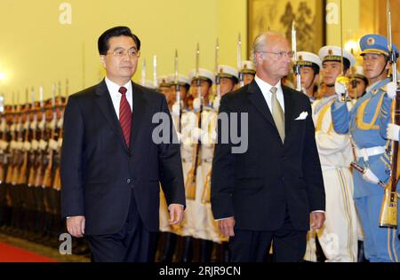 Bildnummer: 51343191 Datum: 20.07.2006 Copyright: imago/Xinhua Präsident Hu Jintao (li., CHN) empfängt König Carl XVI Gustaf von Schweden (SWE) anlässlich seines Staatsbesuches in Peking - PUBLICATIONxNOTxINxCHN, Personen; 2006, Peking, Politiker, Staatsbesuch, Karl, Gustav, Adel, Adeliger, Hochadel,; , quer, Kbdig, Gruppenbild, Close, Internationale Politik, Politik, China, Randbild, Leute Stockfoto