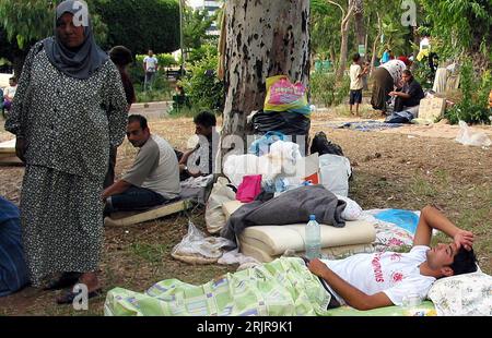 Bildnummer: 51347370 Datum: 22.07.2006 Copyright: imago/Xinhua Libanesische Flüchtlinge erholen sich in einem Park in Beirut - PUBLICATIONxNOTxINxCHN, Personen , Erschöpfung , pessimistisch; 2006, Beirut, Flüchtling, Nahostkonflikt, israelisch, israelisch, Offensive, Militäroffensive, Libanese, Libanesen, Libanesin, Mann, Mann, Frau, Frauen, schlafen, schläft, schlafend, Schlaf; , quer, Kbdig, Gruppenbild, Libanon, , Stockfoto