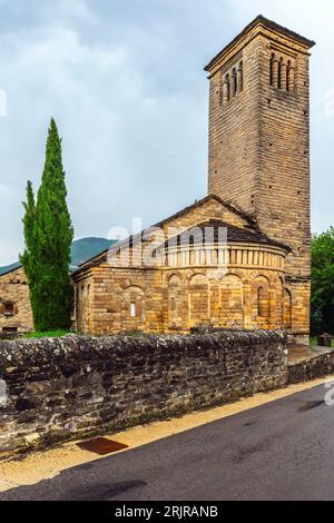 Romanischer Chucrch von San Pedro, Juwel der Architektur im Gletschertal des Serrablo. Mittelalterliches Dorf Larrede, Aragonesische Pyrenäen, Spanien. Stockfoto