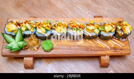 Eine Nahaufnahme einer Auswahl an Gemüsebröllchen auf einer Holzplatte. Stockfoto