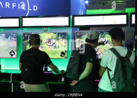 Köln, Deutschland. August 2023. Besucher der Gamescom-Spielemesse spielen das neue Spiel „Age of Empires IV“ auf Spielekonsolen. Quelle: Sascha Thelen/dpa/Alamy Live News Stockfoto