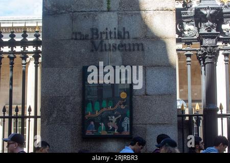 London, Vereinigtes Königreich. August 2023. Ein allgemeiner Blick auf das Äußere des British Museu im Zentrum Londons. Die Museumsverwaltung leitete eine Untersuchung des Diebstahls seiner Artefakte ein. Dabei wurde entdeckt, dass gestohlene Gegenstände wie Goldschmuck, Halbedelsteine und Glas auf eBay verkauft wurden. Quelle: Tayfun Salci / Alamy Live News Stockfoto