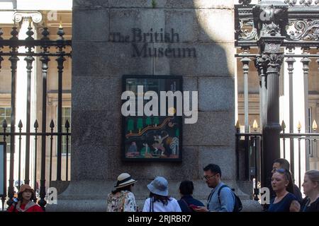 London, Vereinigtes Königreich. August 2023. Ein allgemeiner Blick auf das Äußere des British Museu im Zentrum Londons. Die Museumsverwaltung leitete eine Untersuchung des Diebstahls seiner Artefakte ein. Dabei wurde entdeckt, dass gestohlene Gegenstände wie Goldschmuck, Halbedelsteine und Glas auf eBay verkauft wurden. Quelle: Tayfun Salci / Alamy Live News Stockfoto