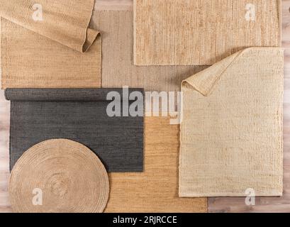 Ein Blick von oben auf eine mehrschichtige Collage mit gewebten Stoffen auf einem Holztisch Stockfoto