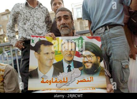 Bildnummer: 51374246 Datum: 08.08.2006 Copyright: imago/Xinhua Syrer verkauft Poster mit (v.l.n.r.) Staatspräsident Bashar al Assad, seinem Vater Hafez al Assad (beide SYR) und Sayyid Hassan Nasrallah (LIB/Vorsitzender Hisbollah) in Damaskus - PUBLICATIONxNOTxINxN, Personen , Objekte, 2006, Damaskus; Politiker, Sayid, Sayed, Sayyed, Hisbollah, Nahostkonflikt, Präsident, Hafiz, Sohn, Familie, Bild, Bilder, Einheimischer, Einheimischer, Syrer, Mann, Männer, Verkäufer, Händler, Verkauf, Handel, Straßenverkauf, Straßenhandel, Straßenverkäufer, Straßenhändler; quer, Kbdig, Gruppenbild, Interna Stockfoto