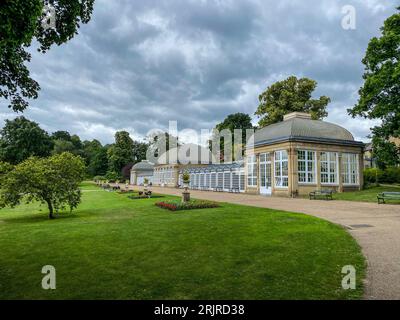 Ein malerischer Blick auf die weitläufigen botanischen Gärten in Sheffield, England mit den Glashäusern Stockfoto