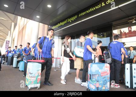 Phnom Penh, Kambodscha. August 2023. Kambodschanische Athleten erreichen den Phnom Penh International Airport in Phnom Penh, Kambodscha, 23. August 2023. Kambodscha schickte am Mittwoch ein großes Team von 136 Athleten, um in China zu trainieren, um sich auf die 19. Asienspiele in Hangzhou vorzubereiten. Quelle: Phearum/Xinhua/Alamy Live News Stockfoto