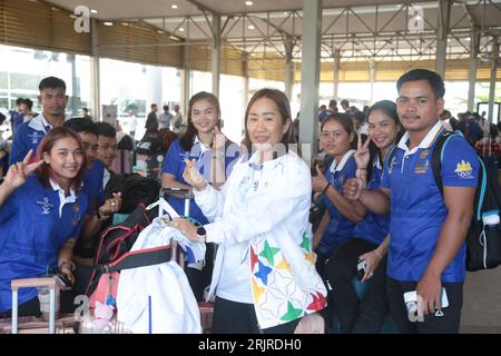 Phnom Penh, Kambodscha. August 2023. Kambodschanische Athleten posieren für Fotos am Phnom Penh International Airport in Phnom Penh, Kambodscha, 23. August 2023. Kambodscha schickte am Mittwoch ein großes Team von 136 Athleten, um in China zu trainieren, um sich auf die 19. Asienspiele in Hangzhou vorzubereiten. Quelle: Phearum/Xinhua/Alamy Live News Stockfoto