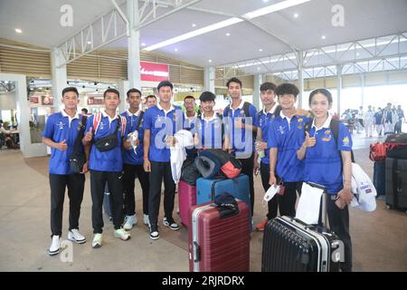 Phnom Penh, Kambodscha. August 2023. Kambodschanische Athleten posieren für Fotos am Phnom Penh International Airport in Phnom Penh, Kambodscha, 23. August 2023. Kambodscha schickte am Mittwoch ein großes Team von 136 Athleten, um in China zu trainieren, um sich auf die 19. Asienspiele in Hangzhou vorzubereiten. Quelle: Phearum/Xinhua/Alamy Live News Stockfoto