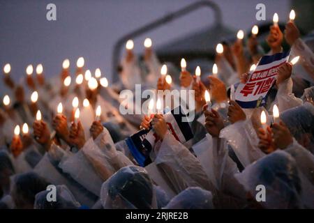 Seoul, Südkorea. August 2023. Die Menschen nehmen an einer Kundgebung Teil, die von Südkoreas wichtigster oppositioneller Demokratischer Partei abgehalten wurde, um Japans Entscheidung, mit der Freisetzung von nuklear kontaminiertem Abwasser in Seoul, Südkorea, zu beginnen, am 23. August 2023 zu widersprechen. Quelle: Wang Yiliang/Xinhua/Alamy Live News Stockfoto