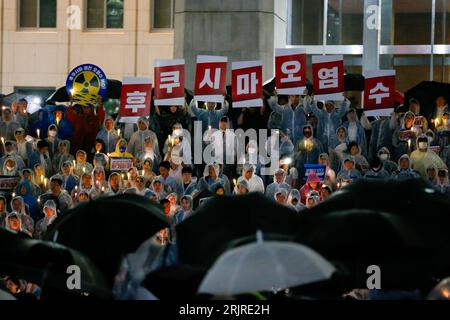 Seoul, Südkorea. August 2023. Die Menschen nehmen an einer Kundgebung Teil, die von Südkoreas wichtigster oppositioneller Demokratischer Partei abgehalten wurde, um Japans Entscheidung, mit der Freisetzung von nuklear kontaminiertem Abwasser in Seoul, Südkorea, zu beginnen, am 23. August 2023 zu widersprechen. Quelle: Wang Yiliang/Xinhua/Alamy Live News Stockfoto