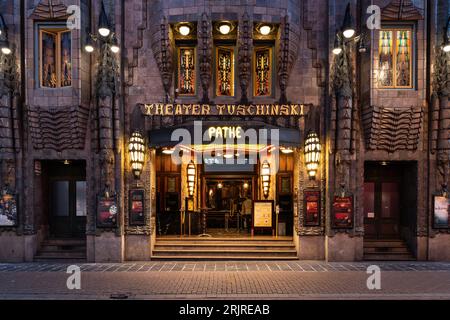 Nächtliche Fotografie des Theaters Tuschinski, auch bekannt als Pathe-Kino im Zentrum von Amsterdam Stockfoto