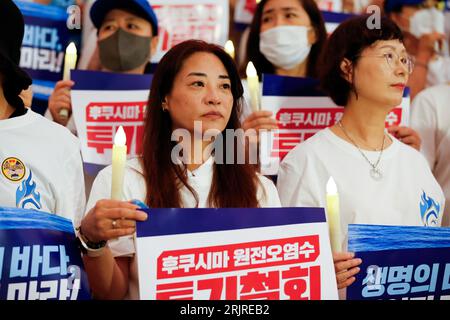 Seoul, Südkorea. August 2023. Die Menschen nehmen an einer Kundgebung Teil, die von Südkoreas wichtigster oppositioneller Demokratischer Partei abgehalten wurde, um Japans Entscheidung, mit der Freisetzung von nuklear kontaminiertem Abwasser in Seoul, Südkorea, zu beginnen, am 23. August 2023 zu widersprechen. Quelle: Wang Yiliang/Xinhua/Alamy Live News Stockfoto