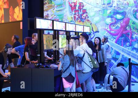 Köln, Deutschland. August 2023. Besucher der Gamescom Games Fair probieren neue Computerspiele direkt vor Ort aus. Quelle: Sascha Thelen/dpa/Alamy Live News Stockfoto