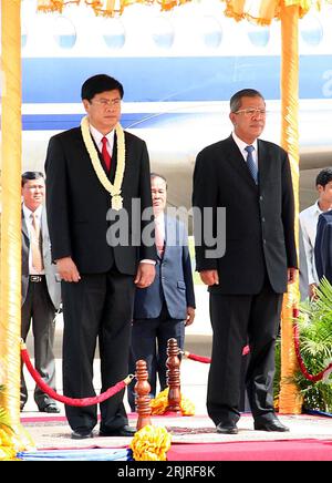 Bildnummer: 51409440 Datum: 30.08.2006 Copyright: imago/Xinhua Premierminister Bouasone Bouphavanh (LAO) mit seinem Amtskollegen Hun Sen (re., CAM) während der feierlichen Zeremonie anlässlich seines Staatsbesuchs in Phnom Penh - PUBLICATIONxNOTxINxCHN, Personen; 2006, Phnom Penh, Pressetermin, Staatsempfang, Empfang, Politiker; , hoch, Kbdig, Gruppenbild, Internationale Politik, Politik, Kambodscha, Randbild, Leute Stockfoto