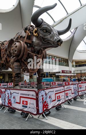 BIRMINGHAM NEW STREET STATION, GROSSBRITANNIEN - 23. AUGUST 2023. Ozzy, der mechanische Bulle, der als Maskottchen für die Commonwealth Games verwendet wurde, steht jetzt in der Halle Stockfoto