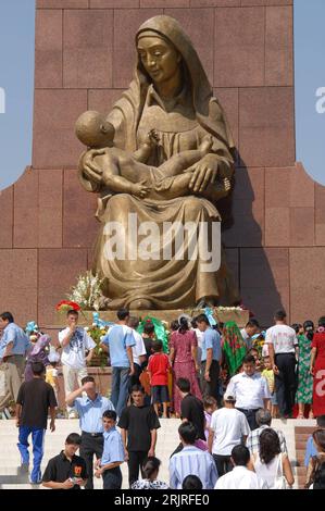 Bildnummer: 51410289 Datum: 01.09.2006 Copyright: imago/Xinhua Usbeken besuchen zum Tag ihrer Unabhängigkeit eine Statue der Heiligen Maria mit dem Jesuskind in Taschkent - PUBLICATIONxNOTxINxCHN, Objekte , Personen; 2006, Taschkent, Unabhängigkeitstag, 15. Jahrestag, Usbeken, , , Statue, Figur, Figuren, Skulptur, Skulpturen,; , hoch, Kbdig, Totale, Bildhauerei, Kunst, Usbekistan, , / Mutter Stockfoto