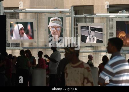 Bildnummer: 51411831 Datum: 24.08.2006 Copyright: imago/Xinhua Besucher betrachten Bilder der Ausstellung - here: Remember 9/11 - am Ground Zero in New York PUBLICATIONxNOTxINxCHN, Personen , ; 2006, New York, Ausstellungen, Fotoausstellung, Fotoausstellungen, Besucher, Ausstellungsbesucher, Bild, Bilder, Fotografie, Fotographien, Exponat, Exponate, Ausstellungsstück, Ausstellungsstücke, Gedenkstätte, WTC, World Trade Center, Gedenken,; , quer, Kbdig, total, Vereinigte Staaten von Amerika, / neun elf, 11. September Stockfoto