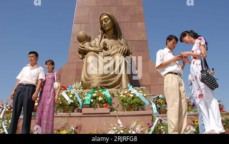 Bildnummer: 51410293 Datum: 01.09.2006 Copyright: imago/Xinhua Junge usbekische Paare treffen sich zum Tag ihrer Unabhängigkeit vor einer Statue der Heiligen Maria mit dem Jesuskind in Taschkent - PUBLICATIONxNOTxINxCHN, Objekte , Personen; 2006, Taschkent, Unabhängigkeitstag, 15. Jahrestag, Usbeken, Usbeke, Usbekin, Paar, Pärchen, jung, junge, , , Statue, Figur, Figuren, Skulptur, Skulpturen,; , quer, Kbdig, Gruppenbild, Bildhauerei, Kunst, Froschperspektive, Perspektive, Usbekistan, , / Mutter Stockfoto