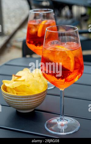 Aperol Spritz mit Chips auf dem Tisch, Italia, Verona Stockfoto