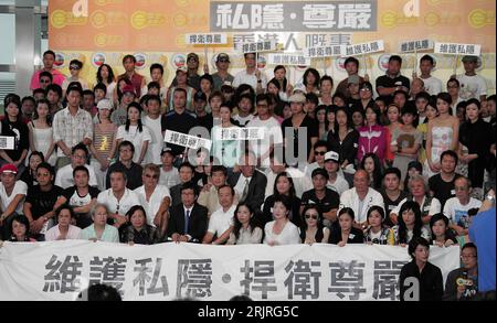 Bildnummer: 51415393 Datum: 28.08.2006 Copyright: imago/Xinhua erste Reihe: Schauspielerin Rosamund Kwan Chi Lam (5.v.Re., CHN), Sängerin Gillian Chung Yan-tung (4.v.Re., CHN/Twins) und Sängerin Charlene Choi (3.v.Re., CHN/Twins) anlässlich einer gemeinsamen Protestaktion der Hong Kong Performing Artists Guild (HKPAG) und Hong Kong TVB anlässlich der Nackvon Hongkong, NOATINder Hongkong, 2006 Musikerin, Protestaktionen, protestieren, Protest, Proteste, protestieren, Pop, Film,;, quer, Kbdig, Totale, Musik, Kunst, Chi Stockfoto